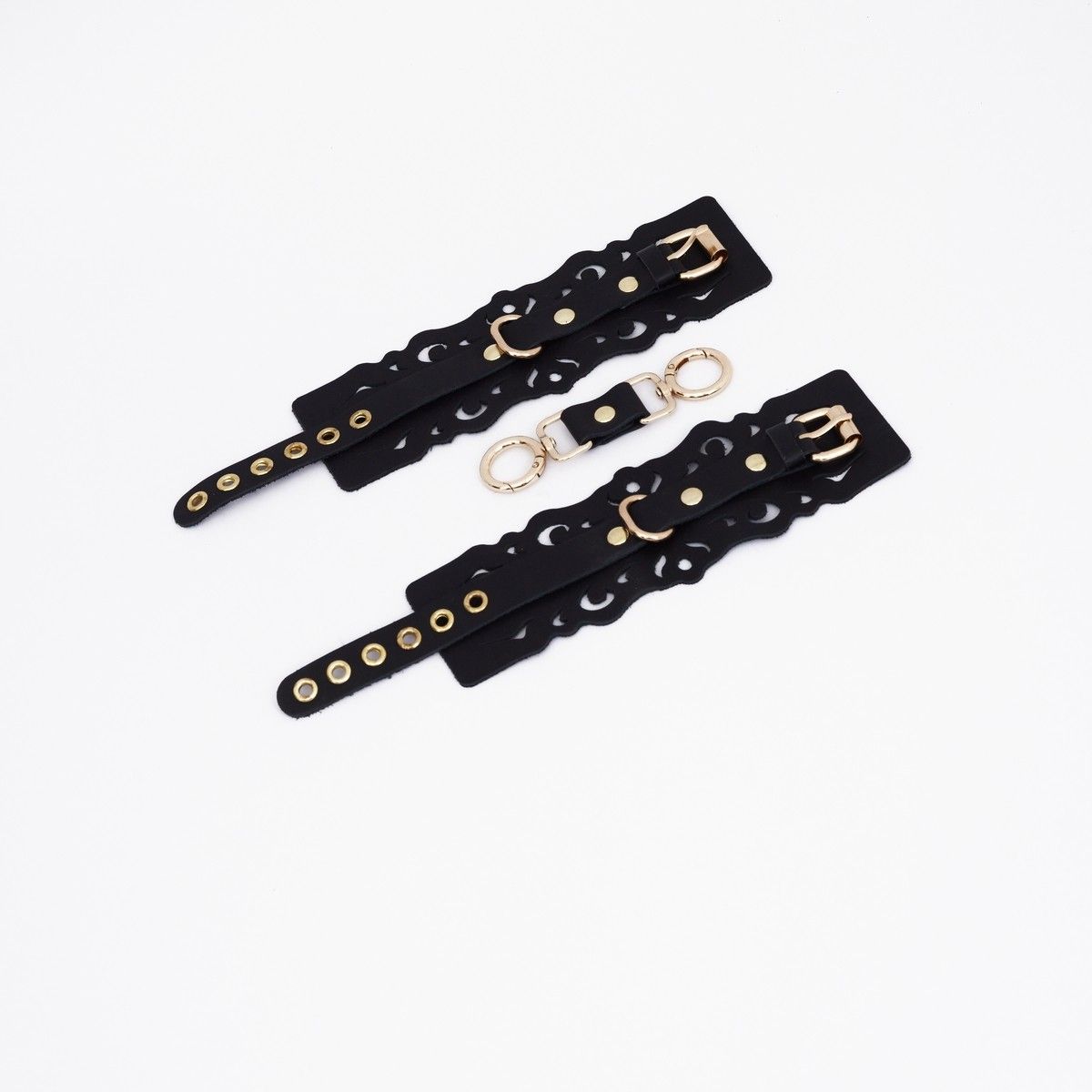 Черные кожаные наручники с узорами и золотистой фурнитурой 1