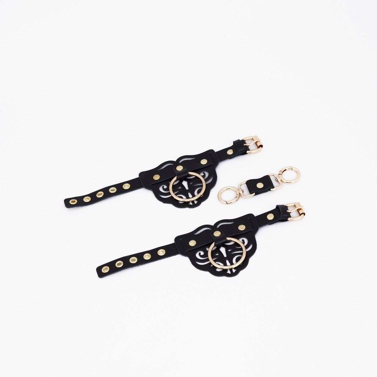 Черные кожаные наручники с клепками, кольцами и золотистой фурнитурой 1