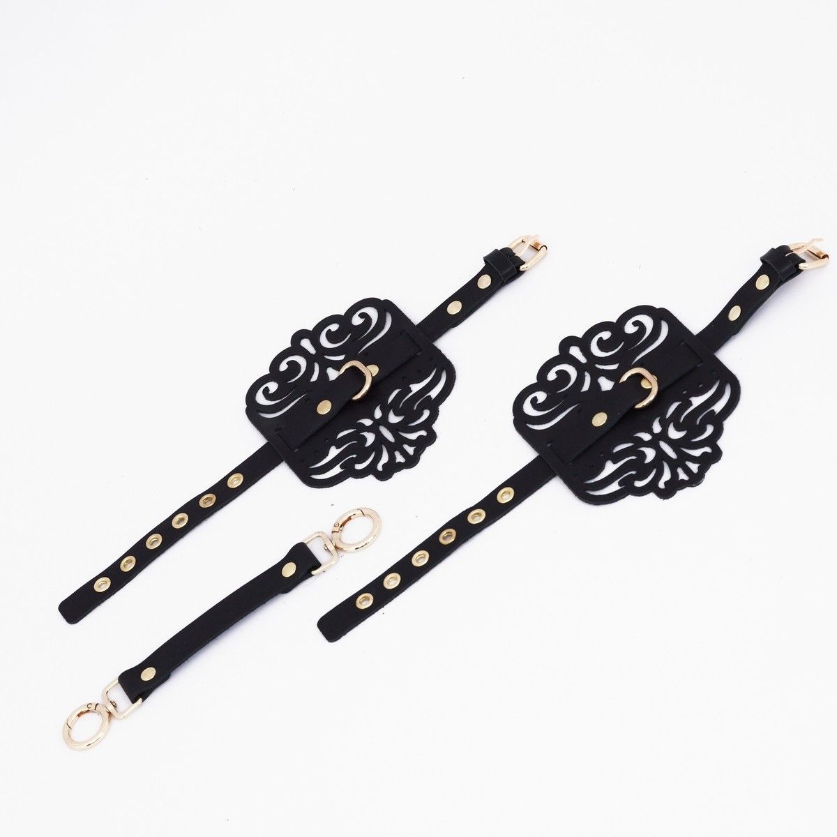 Черный фигурные оковы с золотистой фурнитурой 1