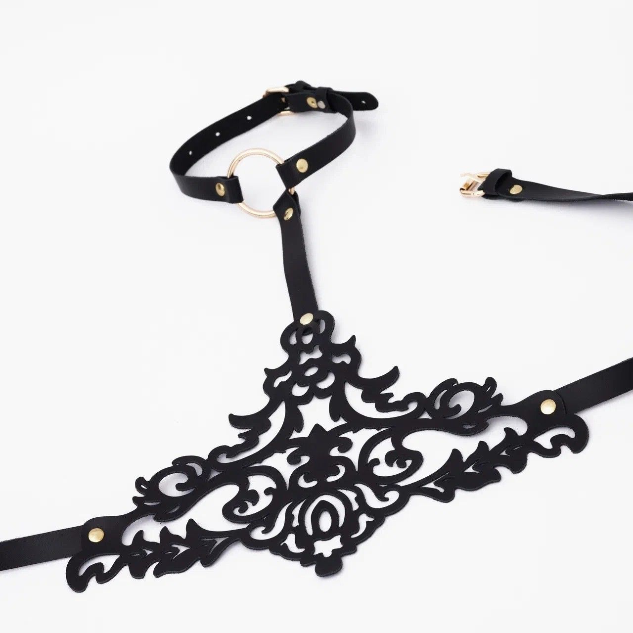 Черная резная портупея с золотистой фурнитурой 3