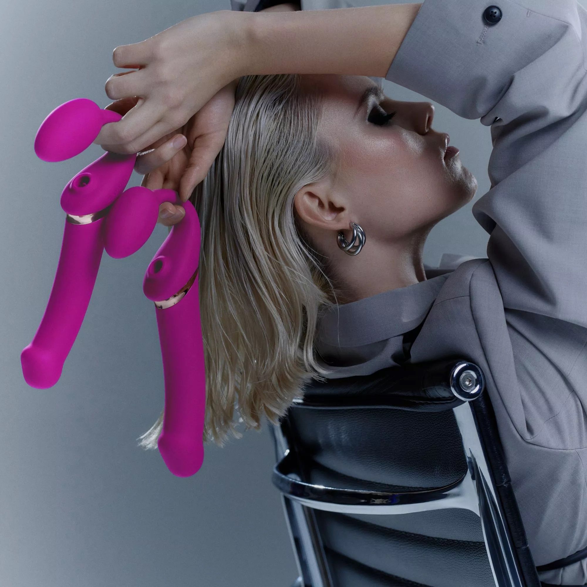 Ярко-розовый безремневой страпон Multi Orgasm Bendable Strap-On size XL с клиторальной стимуляцией 5