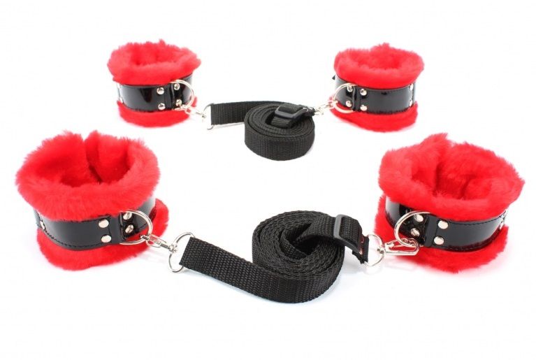 Черно-красный набор для фиксации на кровати с мехом 1