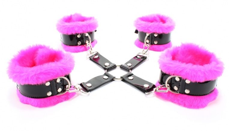 Черно-розовая крестообразная меховая фиксация для рук и ног 1