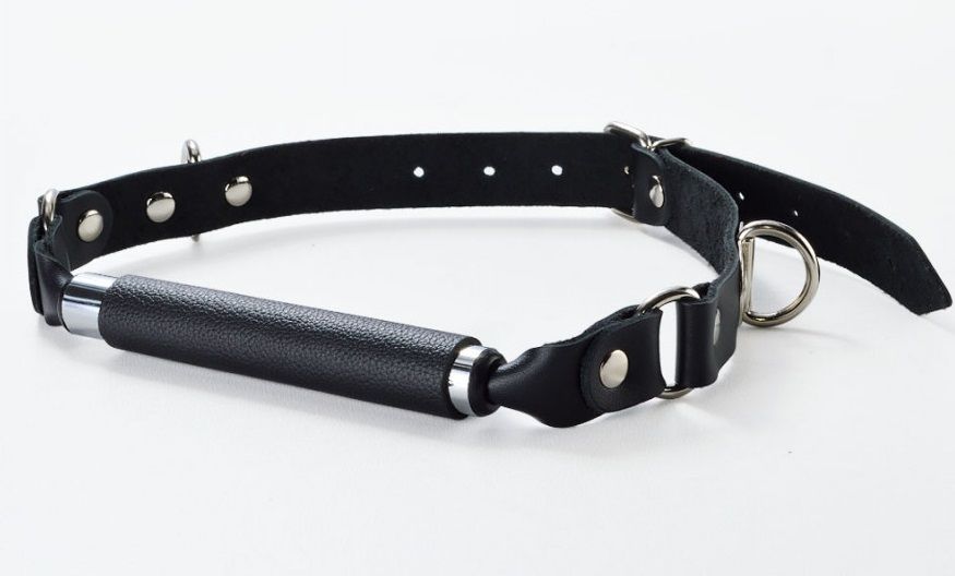 Чёрный кляп-трензель на кожаных ремешках с застёжкой 1