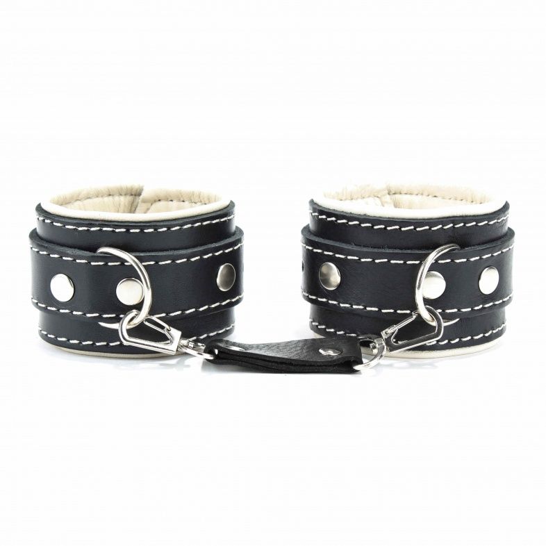 Черные наручники с бежевым подкладом 2