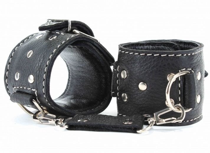 Чёрные кожаные оковы с крупной строчкой 1