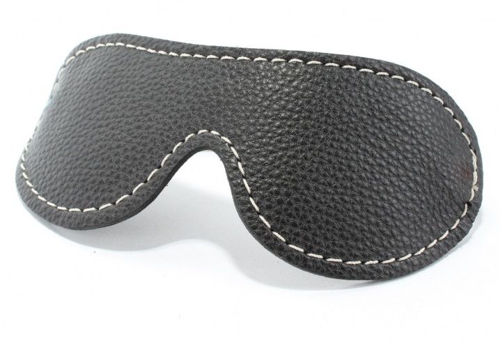 Черная кожаная маска на глаза с контрастной строчкой 1