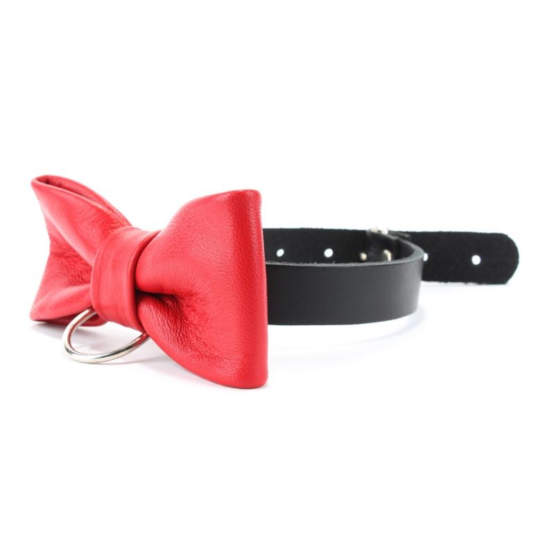 Эффектный красный ошейник-бабочка на черных ремнях 2