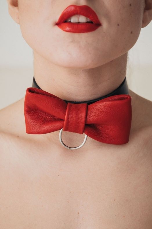 Эффектный красный ошейник-бабочка на черных ремнях 4