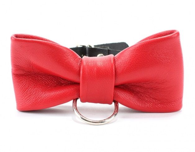 Эффектный красный ошейник-бабочка на черных ремнях 1