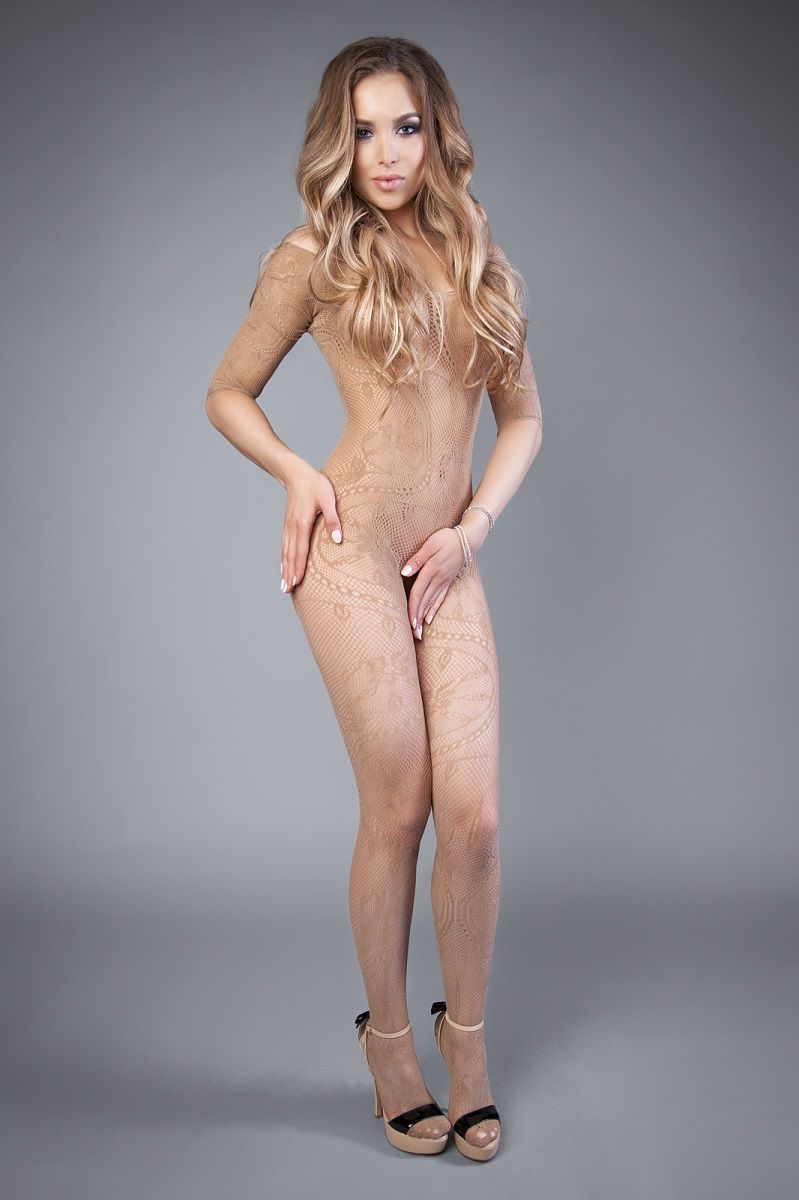 Бежевый комбинезон с замысловатым узором и короткими рукавами 1